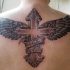 croce memoriale alato tatuaggio sulla schiena
