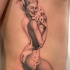ragazza pin up con le carte da gioco sensuale tatuaggio da Xavier Garcia