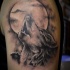 Tatuaggio colorato sul deltoide il lupo che ulula alla luna