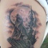 Tatuaggio colorato sul deltoide il lupo che ulula alla luna