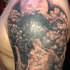 Tatuaggio colorato sul deltoide il lupo che ulula alla luna