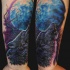 Tatuaggio colorato sul braccio il lupo che ulula alla luna