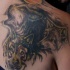 Tatuaje en el hombro, lobos aúllan a la luna