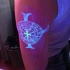 Tatuaje de signos extraños, tinta ultravioleta