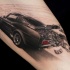 Tatuaje  de coche negro con mucho dinero