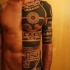 Tatuaje en la mitad del cuerpo en estilo maorí