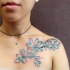 Tatuaje en el hombro, flores abstractas de acuarelas