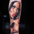 Tatuaje en el antebrazo, mujer seductora con caramelito