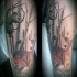 Tatuaje en el antebrazo, cazador con ciervo en el bosque