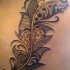 Tatuaje en el muslo, 
pluma negra ornamentada