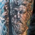 meraviglioso dettagliato bianco e nero Poseidone statua tatuaggio su gamba