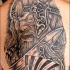 Tatuaje en la espalda, vikingo en armadura con espada