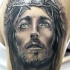 Tatuaje en el brazo,
jesús en corona de espinas