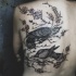 Wunderbar aussehendes schwarzes und weißes im Gravur Stil Vögel Tattoo am Rücken mit blühendem Baum