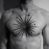 Wunderbar aussehendes schwarzes Brust Tattoo mit der großen Sonne