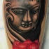 Wunderbar aussehendes farbiges Schulter Tattoo mit Buddhas Statue und rotem Lotus