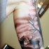 Wunderbar aussehendes realistisches schwarzes und graues Bizeps Tattoo mit Hirsch in wildem Leben