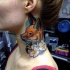 Tatuaje en el cuello, zorro pequeño adorable con flores