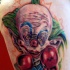 particolare dipinto multicolore cattivo pagliaccio pugile tatuaggio su coscia
