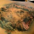 Tatuaje en el hombro, oso ruge, montañas