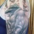 Tatuaje en el brazo,
rinoceronte en la hierba