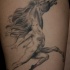 Tatuaggio impressionante sulla gamba la donna e il cavallo
