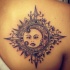 meraviglioso sole con luna tatuaggio sulla schiena