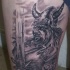 meraviglioso viking in armatura e spada tatuaggio sulla coscia