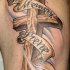 croce memoriale di legno tatuaggio