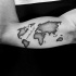 Tatuaje en el brazo, mapa del mundo sencillo negro blanco