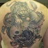 Tatuaje en la espalda, yin yang grande, tigre y dragón que 
luchan