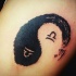 Yin Yang wie Blackwork Stil großes Schenkel Tattoo