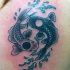 Tatuaje en el hombro, yin yang peces