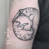 Símbolo de Yin Yang em forma de tatuagem de braço de estilo de gato com urso