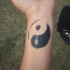 Tatuaje en la mano, yin yang sencillo