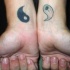 Tatuaggio sui polsi in stile Yin-Yang