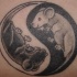 Tatuaje en el hombro, ratones en un yin yang
