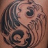 Tatuaggio il disegno nero in stile Yin-Yang