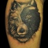 Tatuaggio sulla gamba la testa del lupo in stile yin yang