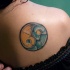 Tatuaje en el hombro, yin yang, colores azul y amarillo