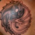 Tatuaje en el hombro, dragones forman yin yang