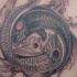 Tatuaje en la espalda, yin yang formado de peces