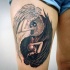 bel angelo a forma di Ying Yang angelo bianco a nero tatuaggio su coscia