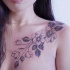 Zihwa típico linework estilo clavícula tatuagem de flores