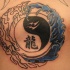 Tatuaje en el pecho,  yin yang, signos