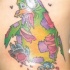 Tatuaje pinguino-zombi muy ridículo