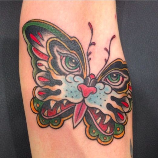 Tatuaje en el brazo, mariposa con dibujo de tigre