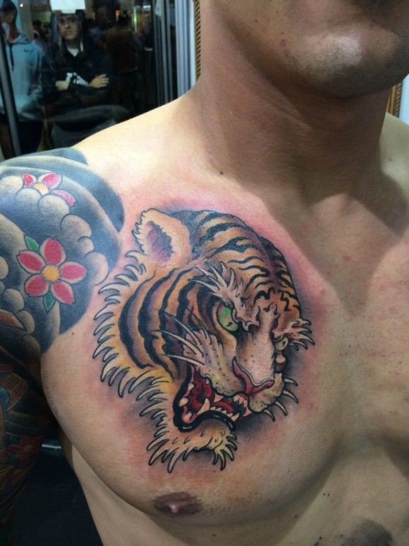 testa tigre stile asiatico tatuaggio sul petto da Ami James