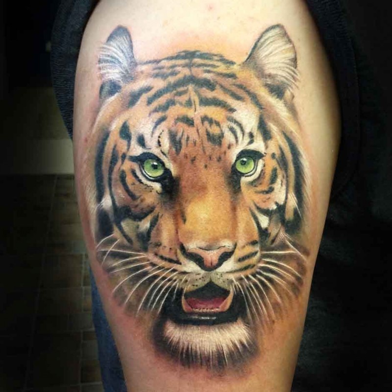 Tatuaje  de tigre hermoso con la boca abierta