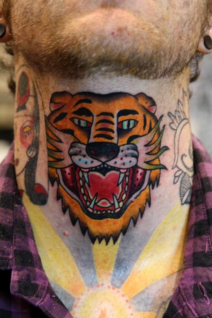 fumetto tigre arancione ruggente tatuaggio su collo di ragazzi